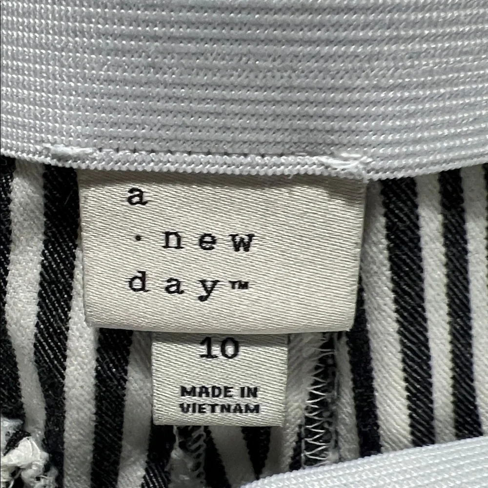 A New Day Stretch Cropped Straight Side Zip Pant - Picture 3 of 3